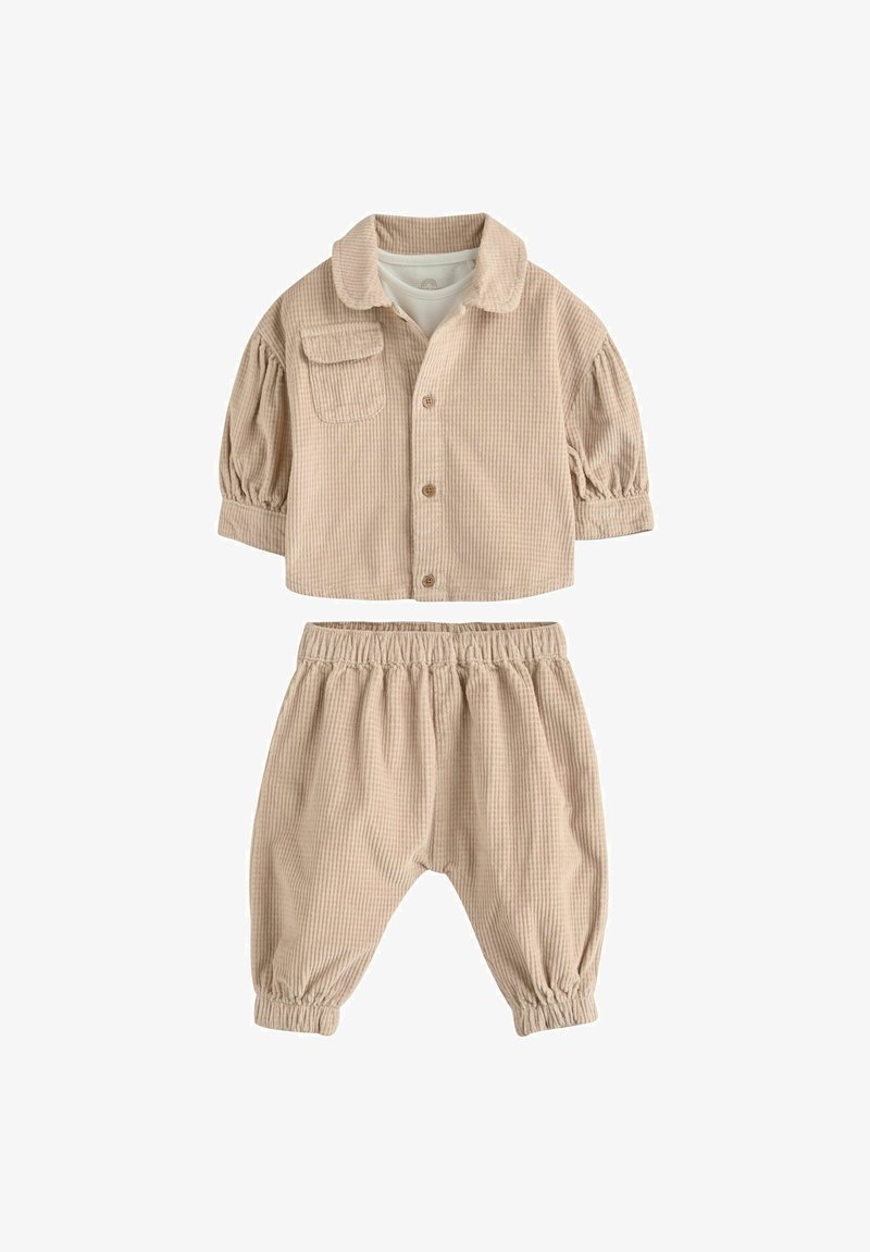 Beige kordflod tvådelat set med en kragad skjorta med knappar och ficka samt byxor med elastisk midja och rynkade ärmslut.