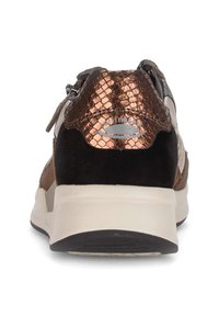 Sneakers met een bovenwerk van bruin en zwart suede, metallic koperen slangenprint detail op de hiel en een witte en zwarte rubberen zool.