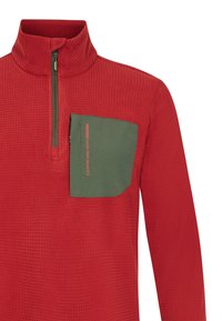 Rode fleece pullover met een hoge kraag en kwart ritssluiting. Voorzien van een groene borstzak met de tekst "PROTEST HIGH PERFORMANCE" erop gedrukt. Gestructureerde stof.