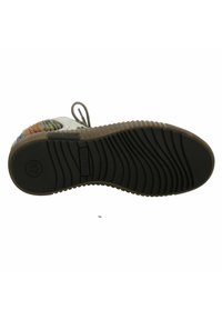 Schuhsohle mit einer strukturierten schwarzen GummOberfläche, die ein geripptes Muster und eine hellbraune Umrandung aufweist, markiert mit "Josef Seibel" und Größe 37.