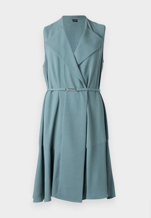 Mouwloze turquoise jurk met een sjaalkraag, een taille met riem en een metalen accent, en een vloeiende A-lijn rok met zijzakken.