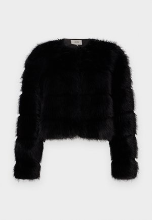 Chaqueta corta de piel sintética negra con mangas largas, que presenta una superficie gruesa y texturizada y un escote redondo. Sin cierres visibles.