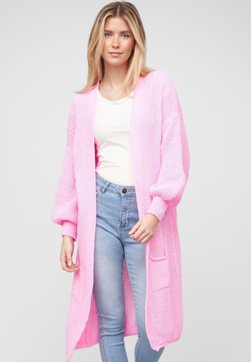 Cardigan lungo aperto realizzato in tessuto di maglia rosa, con vestibilità morbida, maniche lunghe e dettagli con tasche frontali.