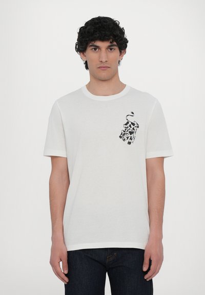 Hvid bomulds t-shirt med et sort grafisk print på venstre bryst. Korte ærmer, runde halsudskæring og en lige pasform.