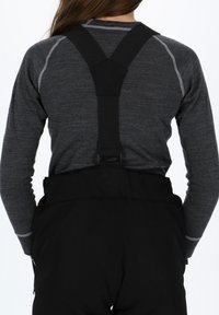 Pantalons de neige noirs avec bretelles noires ajustables et une couche de base douce à manches longues gris. Présente des coutures plates et une texture lisse.