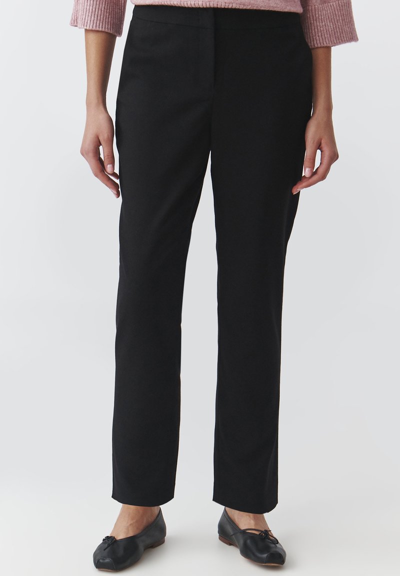 Black straight-leg trousers made of smooth fabric, featuring a flat front design, side pockets, and a tailored fit. No patterns or accents visible.