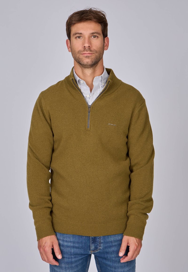 Pull à zip olive en tissu tricoté texturé, avec un col montant, des poignets côtelés et un petit logo sur la poitrine.