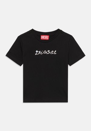 Zwart kortärmelig T-shirt met glanzende zilveren "Diesel" tekst op de borst en een rood Diesel merklapje aan de binnenkant van de hals.