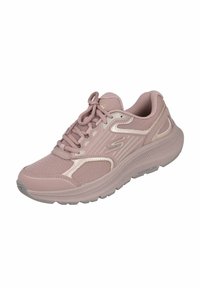Zapatilla deportiva de color rosa claro con parte superior de malla, cuello acolchado y cordones. Presenta acentos plateados y suela de goma texturizada para mayor agarre.
