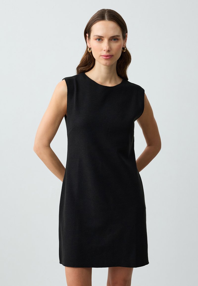 Schwarzes ärmelloses Kleid mit Rundhalsausschnitt, aus einem strukturierten Stoff gefertigt, mit schmalem, geradem Schnitt und subtilen seitlichen Schlitzen.