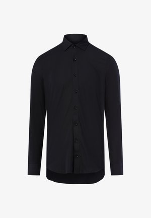 Chemise noire à manches longues en tissu lisse, avec un devant à boutons, un col classique, et un ourlet droit avec un dos légèrement courbé.