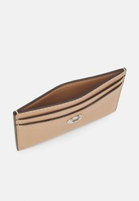 COACH ESSENTIAL CARD CASE - Piniginė - buff