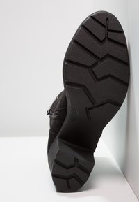 s.Oliver Platform-nilkkurit - black