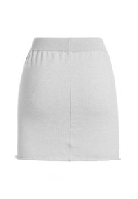 Gonna grigia alla lunghezza del ginocchio realizzata in tessuto morbido, con una vita elastica e un design semplice, con orlo rifinito e senza motivi visibili.