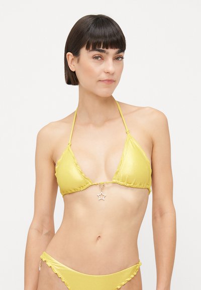 Gul bikini lavet af shiny materiale; har trekantede kopper med bølgede kanter og en stjerneformet charme i midten.