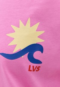 Soleil jaune et vague bleue avec lettres rouges LVS sur fond en tissu rose.