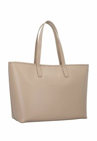 Sac fourre-tout en simili cuir beige avec doubles poignées, de forme rectangulaire, texture lisse et poche extérieure centrée. Design simple et dépouillé.