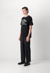Les Deux BARRY  - Apdrukāts T-krekls - black