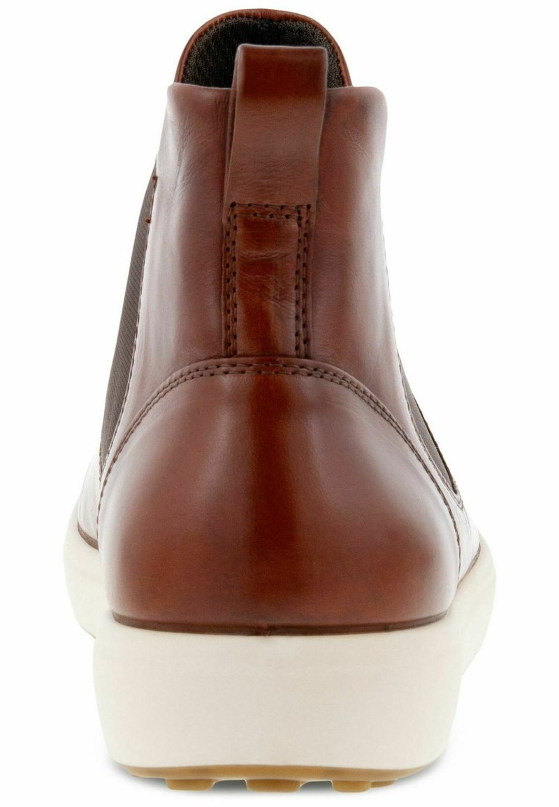 Botas de tobillo de cuero marrón con paneles laterales elásticos, detalles cosidos, una lengüeta y una suela de goma blanca. Diseño simple y moderno.