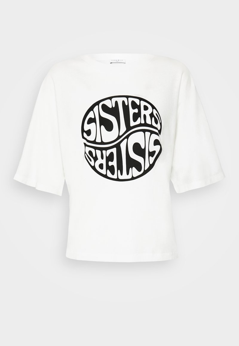 Chemise blanche oversize à manches courtes avec un grand motif circulaire noir affichant le mot "SISTERS" deux fois, dont une fois inversé, centré sur le devant.