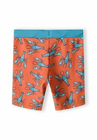 Shorts de bain avec un fond orange vif, ornés de homards bleus dans diverses poses, et une taille en turquois uni.