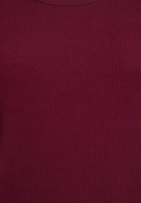 Tissu côtelé bordeaux avec un col rond, caractérisé par une texture lisse et des lignes verticales subtiles, idéal pour les styles ajustés.