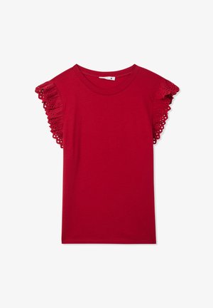 T-shirt in cotone rosso con maniche corte arricciate e dettagli in pizzo. Design a girocollo, texture liscia e vestibilità classica.