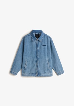 Hellblaues Jeansjackett mit Reißverschluss vorne, spitzem Kragen, zwei seitlichen Taschen und gesticktem 'Vans'-Logo auf der Brust. Weiche Textur, lässiger Schnitt.