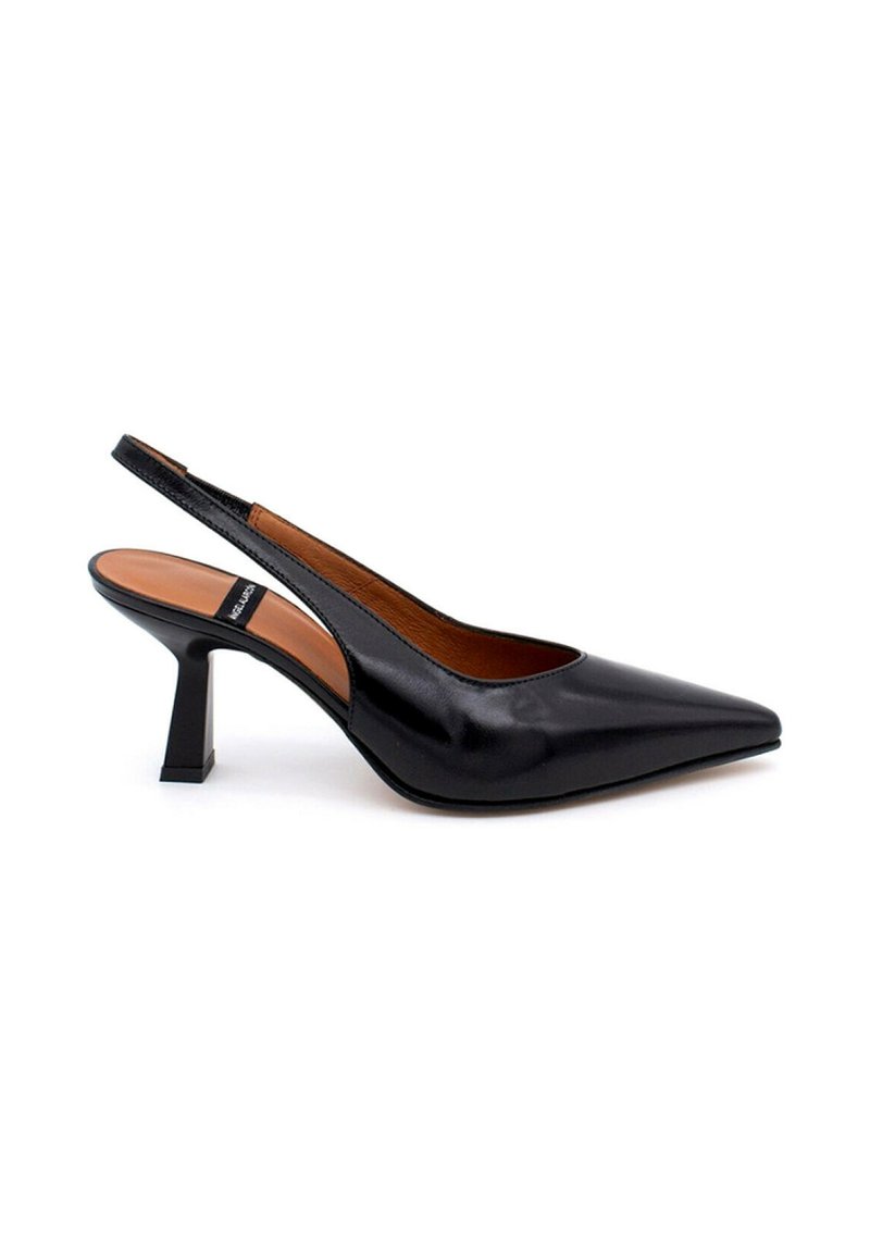 Scarpe con tacco alte nere con punta appuntita, tomaia in pelle liscia e tacco quadrato a blocco. All'interno presentano una fodera marrone liscia.