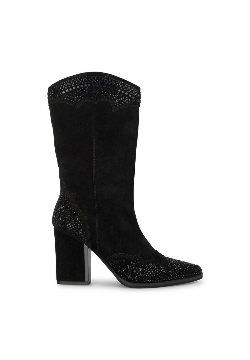 Stivali alla caviglia in suede nero con tacco largo, caratterizzati da dettagli in metallo e un bordo superiore sagomato per una silhouette definita.