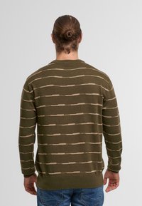Olivgrüner Pullover mit horizontalen beigen Streifen. Mit einem runden Ausschnitt sowie gerippten Bündchen und Saum. Hergestellt aus einem weichen Strickmaterial.
