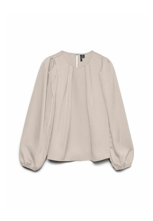 Gaiši bēša blūze ar garām pufīgām piedurknēm, apaļu kakla izgriezumu un priekšpuses krokojumu, aizmugurē ar atslēgas caurumu aizdari. Gluda auduma tekstūra.