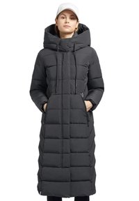 Must have paks, pikendatud musta mantel kõrge kaelusega, kapuutsiga, kahe lukuga küljetaskuga ja nööriga kaela ümber. Sile tekstuur.