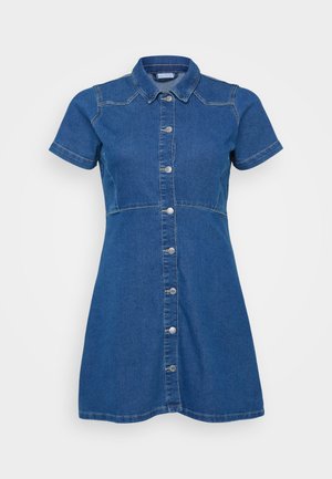 Denim obleka v modri barvi s kratkimi rokavi, z sprednjim gumbom in prilagojenim krojem. Opremljena je s kontrastnim šivanjem in ovratnikom.