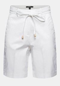 Shorts blancs mi-genoux avec une taille à cordon de serrage dotée d'embouts en métal doré et de passants pour ceinture, en tissu léger.