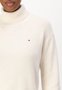 Tommy Hilfiger CARDI SWEATER - Pulover - ivory petal