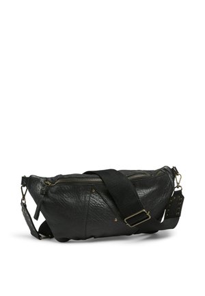 Banane en cuir noir avec une finition texturée. Dispose d'une fermeture éclair supérieure, d'une sangle réglable et d'accents en métal.
