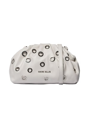 Pochette blanche douce avec des œillets en métal argenté et une fine bandoulière, estampillée du logo Marc Ellis au centre devant.