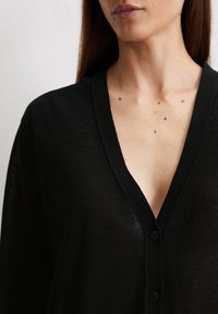 Schwarze Strickjacke mit tiefem V-Ausschnitt, ausgestattet mit einer weichen, leichten Textur und drei Knöpfen auf der Vorderseite.