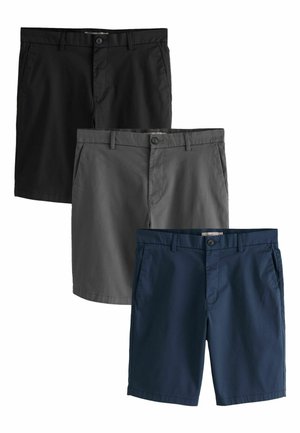 Drei Paar Herren-Casual-Shorts in Schwarz, Grau und Marineblau, jeweils mit Knopfverschluss, Gürtelschlaufen und Seitentaschen.