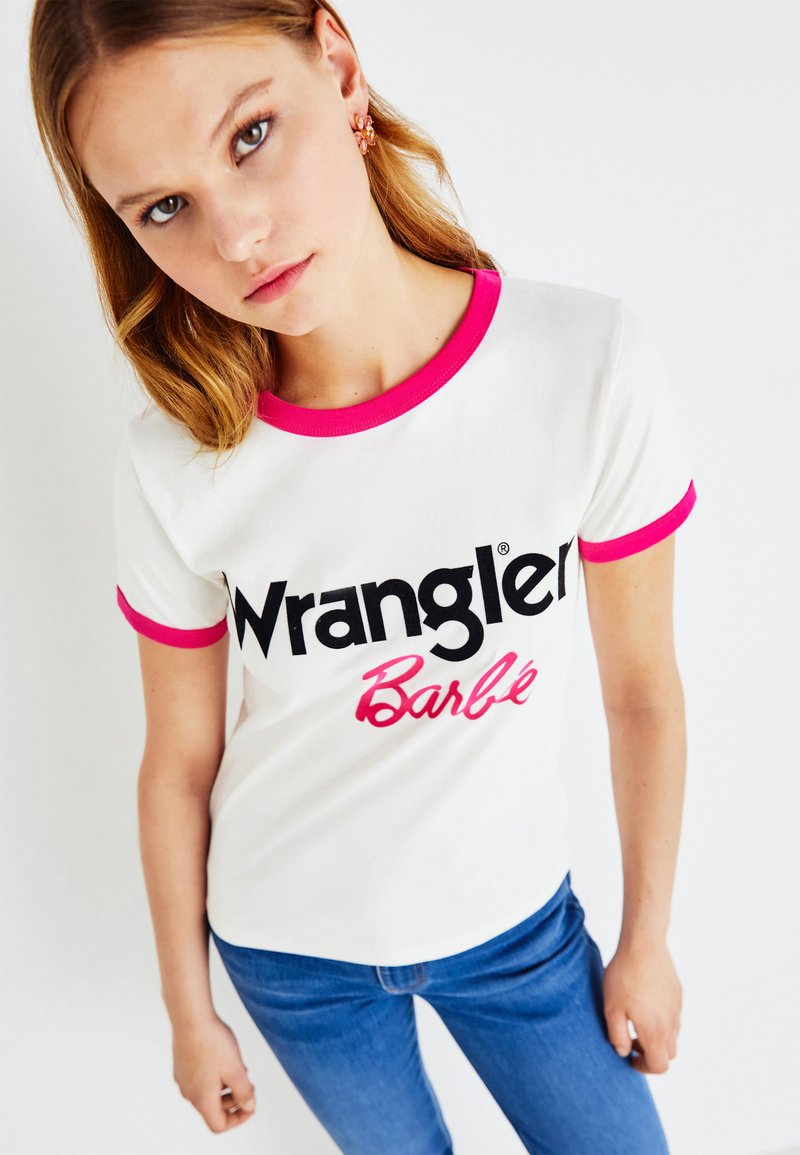 Wrangler - BARBIE X WRANGLER RINGER TEE - Tricou cu imprimeu - worn white, Extindeți