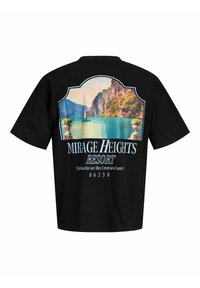 Schwarzes T-Shirt mit einem farbigen Druck eines Sees, Segelboots, Klippen und dem Text "Mirage Heights Resort, Villefranche-sur-Mer, Crestview Lane, 06230."