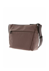 Borsa a tracolla in nylon marrone con un compartimento principale con zip, tasca frontale e una tracolla regolabile. Texture liscia e forma strutturata.