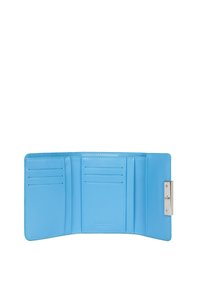 Portafoglio in pelle azzurro chiaro con diversi slot per schede e chiusura a scatto metallica. Texture liscia e design minimalista, vista aperta.