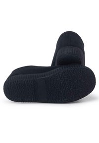 Czarne botki za kostkę wykonane z zamszu, z teksturowaną gumową podeszwą i zaokrąglonym noskiem. Obcas jest nieco podwyższony z wzmocnionym tyłem.