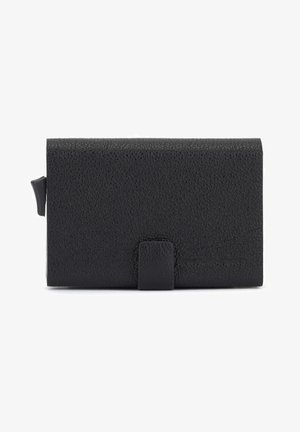 Portafoglio in pelle nera con superficie strutturata, forma rettangolare e una patta frontale fissata da una strap coordinata. Design minimalista.
