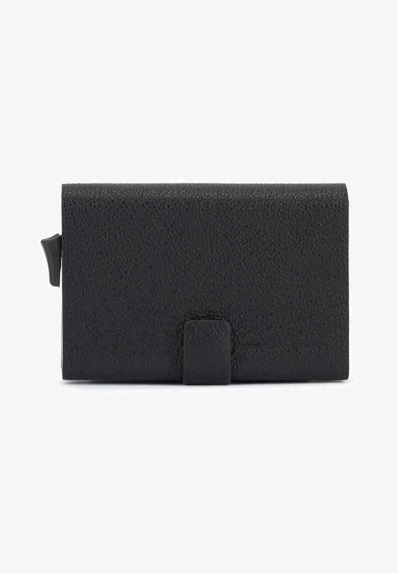 Portafoglio in pelle nera con superficie strutturata, forma rettangolare e una patta frontale fissata da una strap coordinata. Design minimalista.