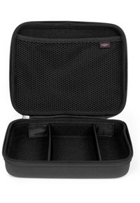 Kova musta kovakotelo, jossa on verkkotasku ja kolme sisäosastoa. Varustettu vetoketjulla ja kestävä pintakuviointi.