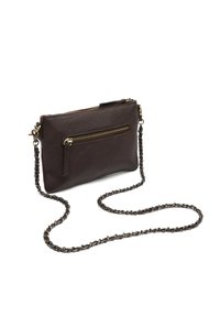 Tmavo hnedá kožená crossbody taška s prednou zipsovou kapsou a dlhým kovovým reťazcom na bielom pozadí.