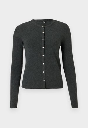 Tamno sivi kardigan od mekanog pletiva, s dugim rukavima i okruglim izrezom, s prednjim dijelom ukrašenim srebrnim gumbima.